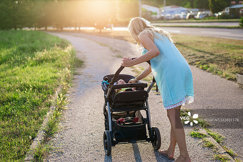 妈妈和新生儿在夕阳下图片素材