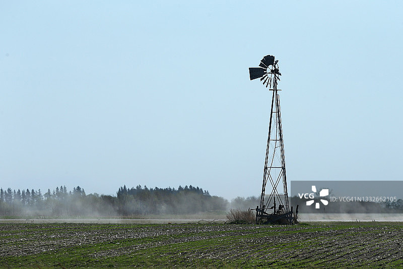 田野里的风车图片素材