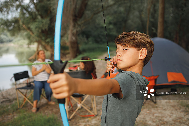 一个男孩拿着弓箭图片素材