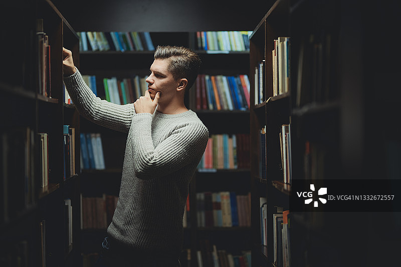 学生在图书馆查找资料图片素材