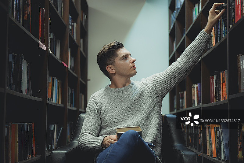 学生在图书馆查找资料图片素材