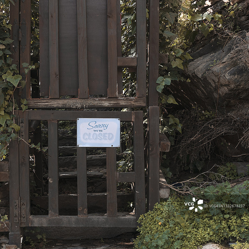 做旧木门，西班牙语标志：暂停营业图片素材