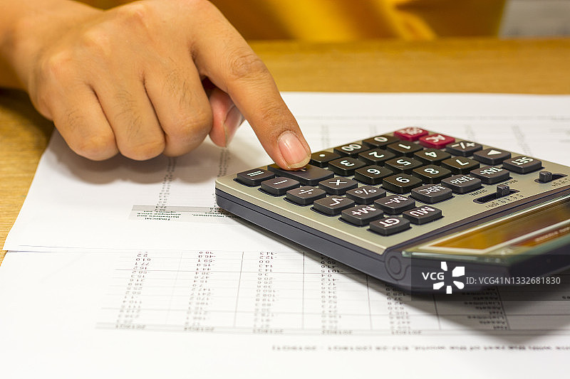 商人用计算器在办公室做笔记图片素材
