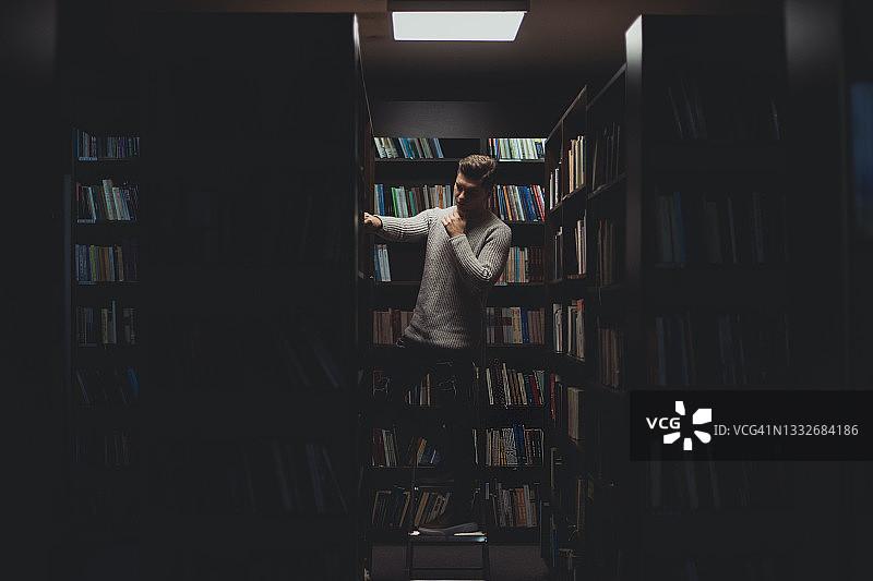 学生在图书馆查找资料图片素材