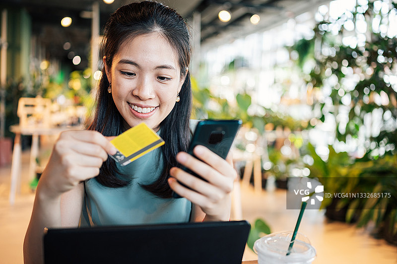 家庭理财：用手机计算家庭月支出图片素材