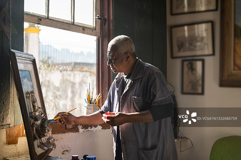 年长的黑人艺术家，绘画者图片素材