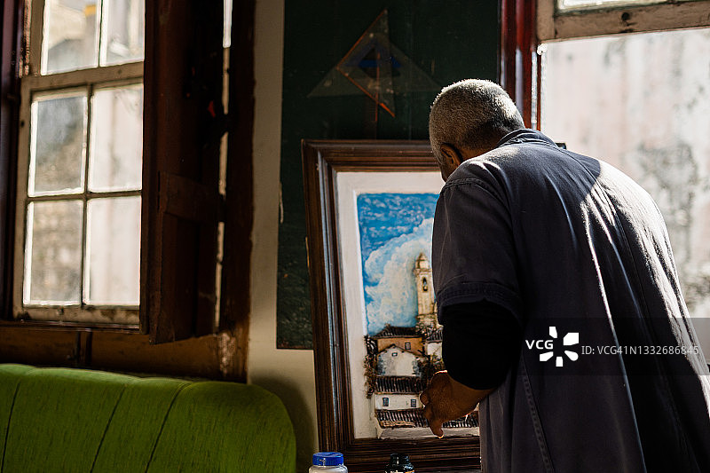 当地居民绘制的城市水彩画图片素材