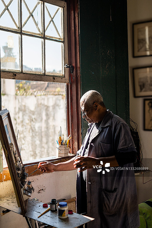老人参照历史资料绘画图片素材
