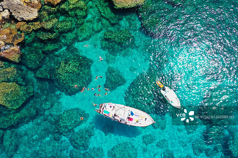 俯视视角：兰佩杜萨海，有两艘船和游泳者图片素材