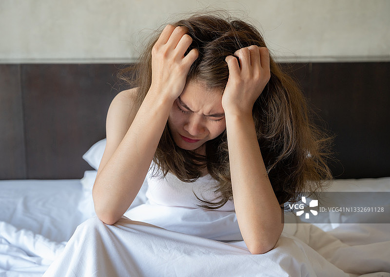 亚洲妇女早上醒来后头痛图片素材