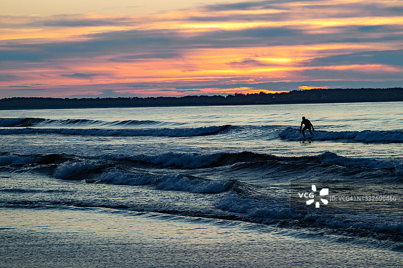 夏季在美国缅因州老果园海滩冲浪图片素材