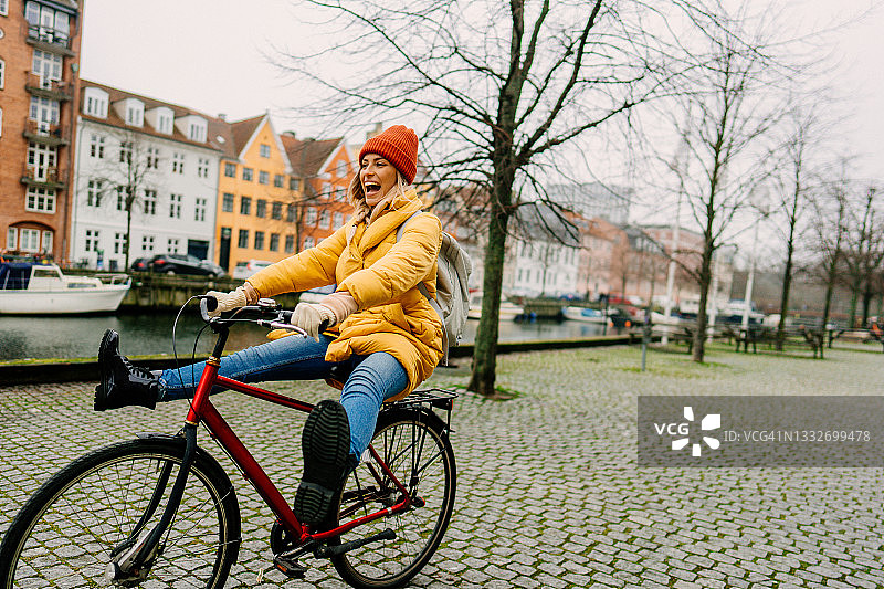 骑自行车在城市中巡游图片素材