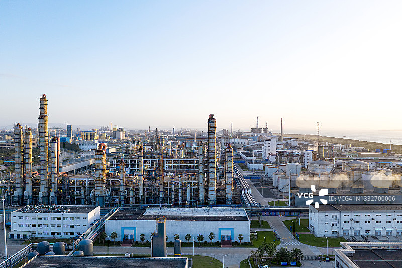 阳光明媚的化工厂鸟瞰图图片素材