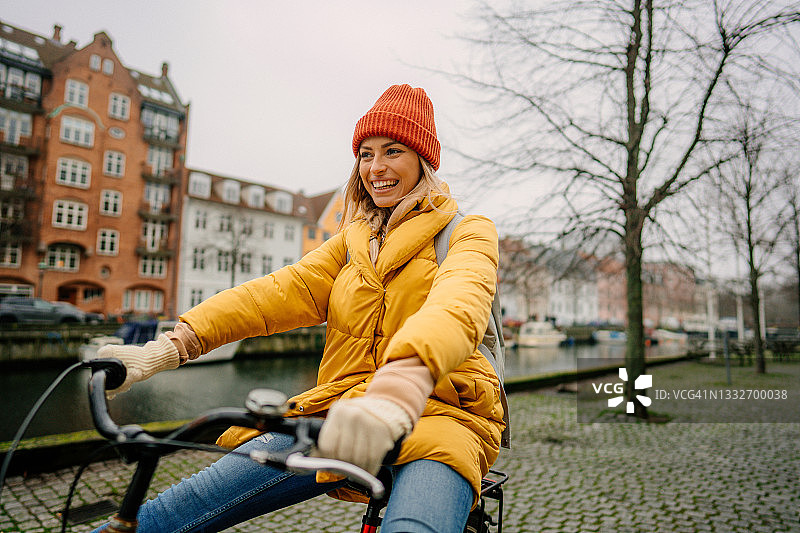 骑自行车在城市中巡游图片素材