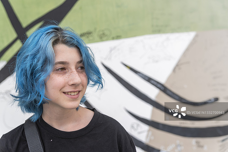 蓝发的青少年画像图片素材