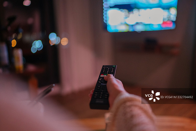 时髦女人在卧室里消磨时光图片素材