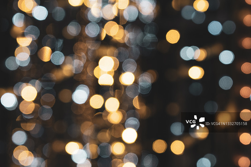 圣诞彩灯，节日新年模糊的白色、金黄色、蓝色和黑色背景，美丽的闪光背景，纹理，散景，留白，模板，流行色，圣诞节图片素材