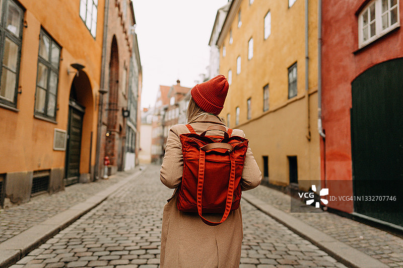 年轻女人城市度假图片素材