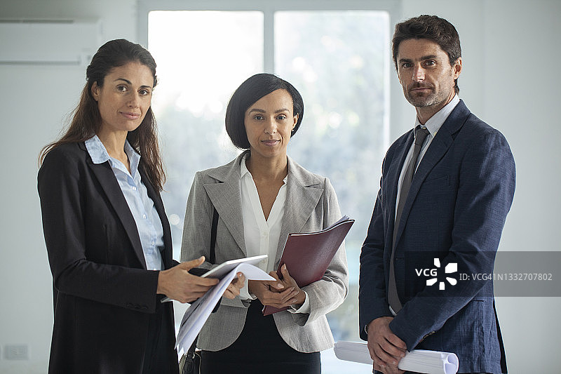 自信的拉丁裔男女商人看向镜头图片素材