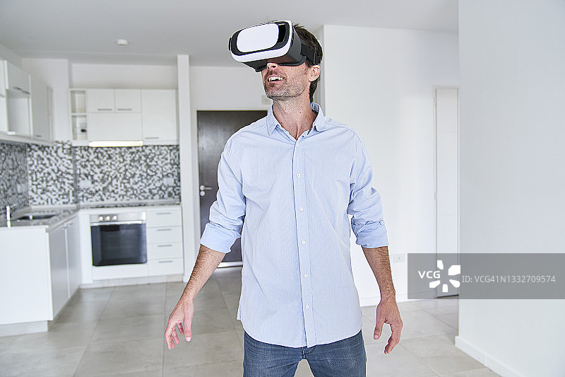 中年男人使用AR看房肖像图片素材