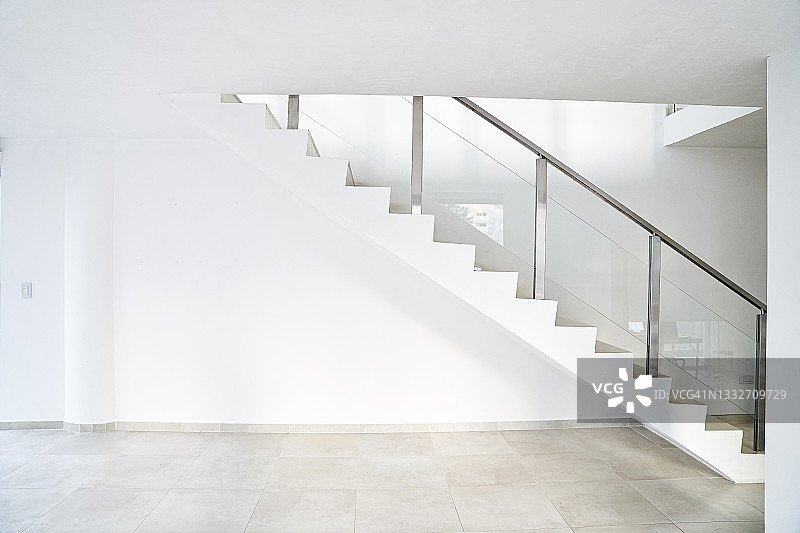 白色明亮空旷的楼梯内景图片素材