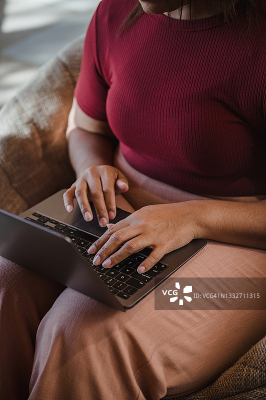 工作中的年轻女子特写图片素材