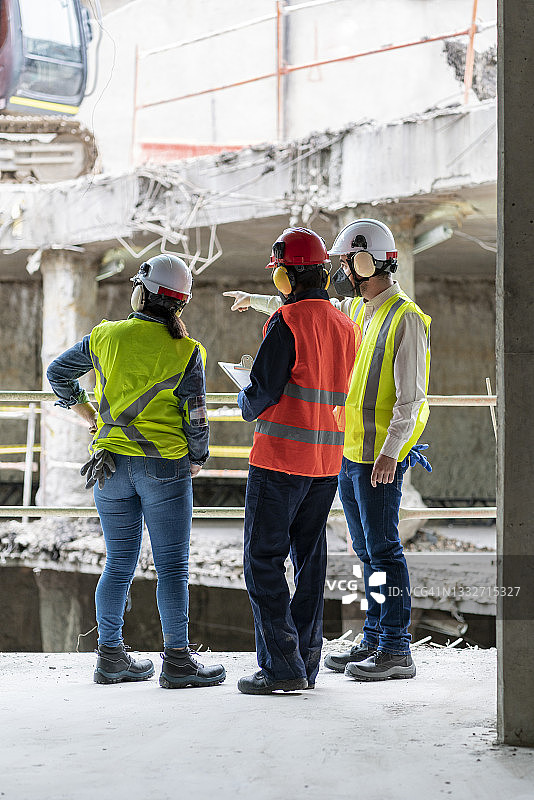 建筑工人讨论施工问题图片素材