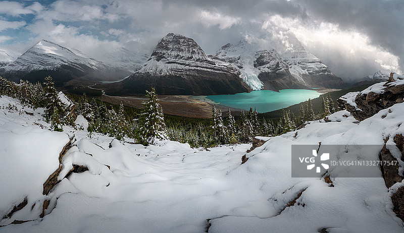 徒步者欣赏加拿大落基山脉罗布森山的景色图片素材
