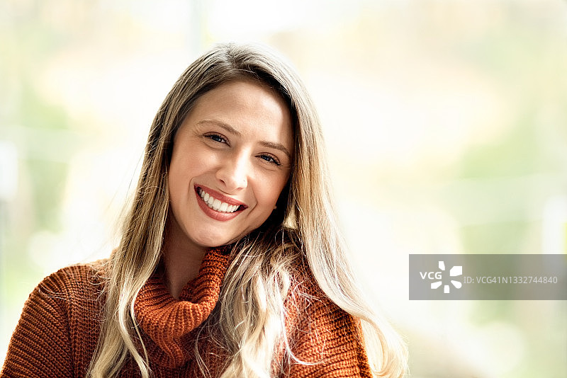 积极乐观的年轻女商人肖像图片素材