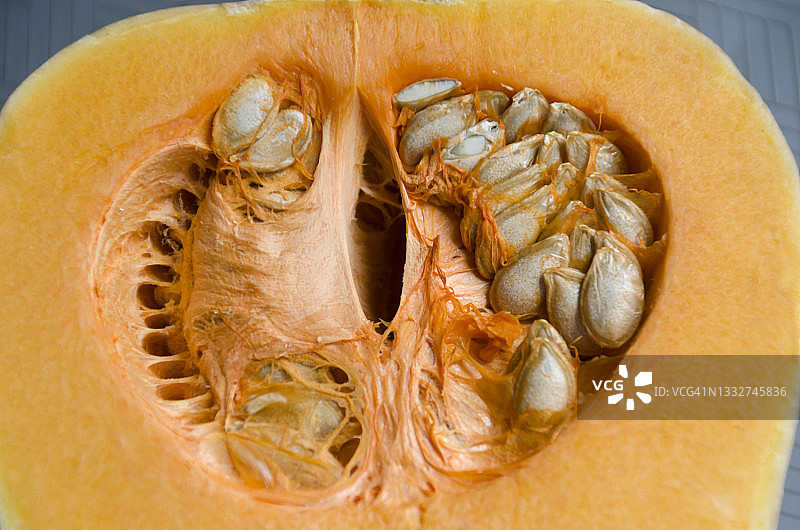 灰色背景上半个黄色南瓜的特写图片素材