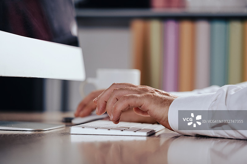 在电脑上打字的男人图片素材