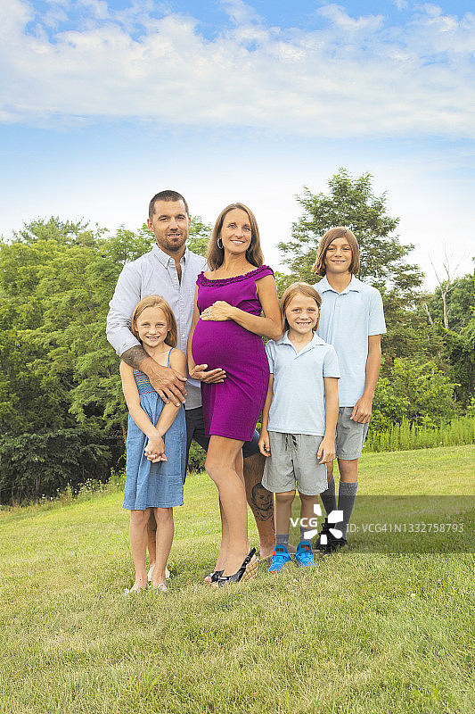 一家五口期待第六个孩子的肖像图片素材