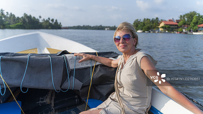 在南亚河流上划船的中年妇女图片素材