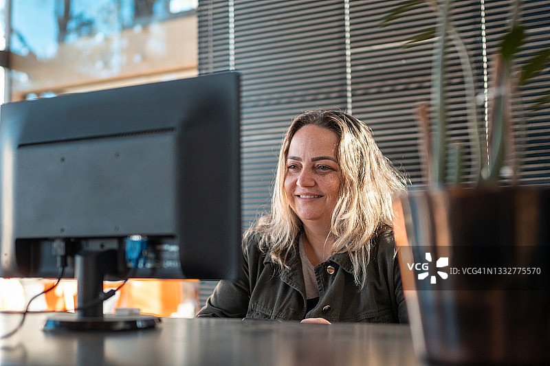 金发女人在办公室使用电脑图片素材