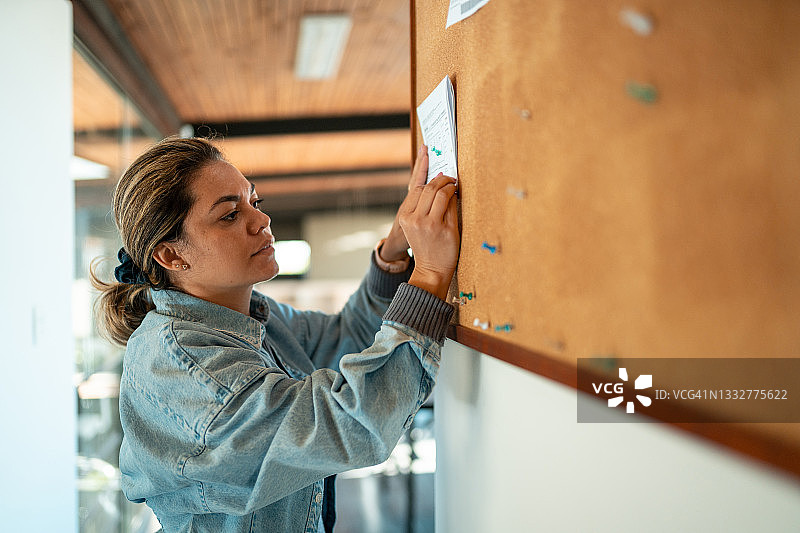 在公告栏工作的女商人图片素材
