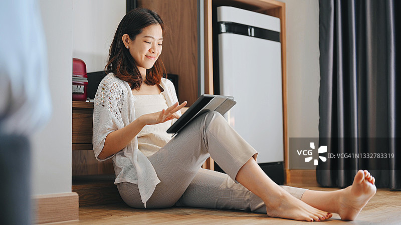 使用信用卡通过网上银行应用程序支付家庭账单的年轻泰籍/华裔女商人图片素材