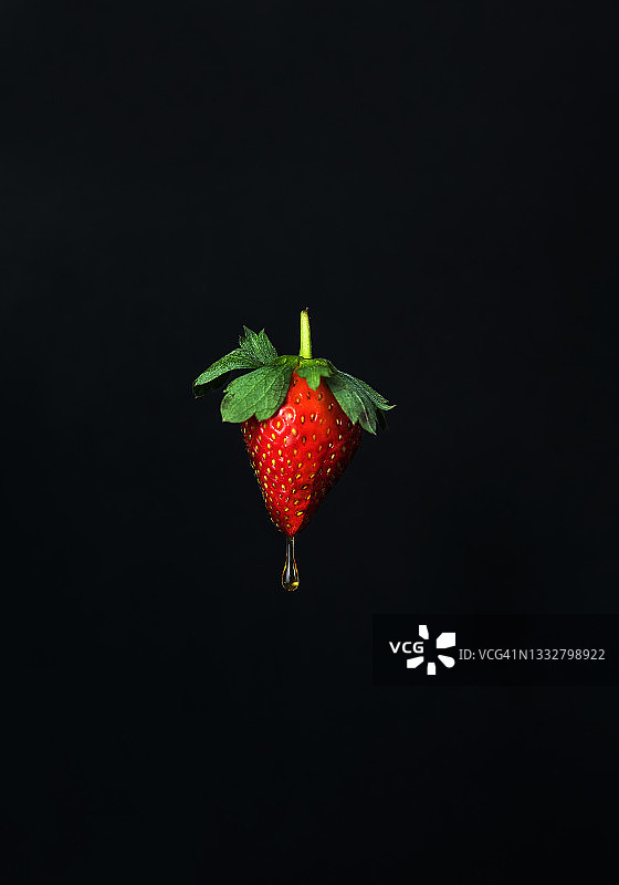 漂浮的草莓图片素材