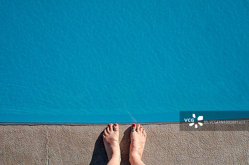 泳池边的赤脚图片素材