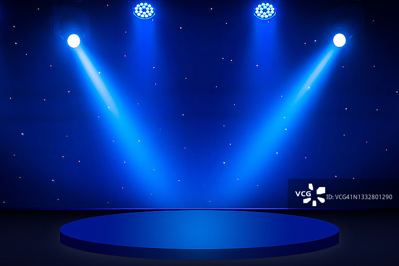 音乐会灯光下的蓝色圆形舞台，深色背景图片素材