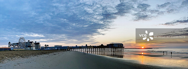 缅因州老果园海滩的日出，嘉年华和码头图片素材