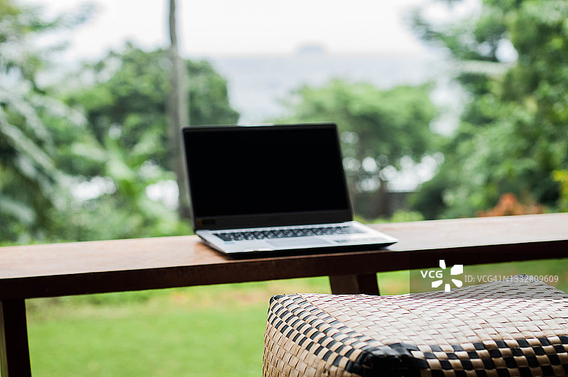阳台远程办公笔记本电脑与自然背景图片素材
