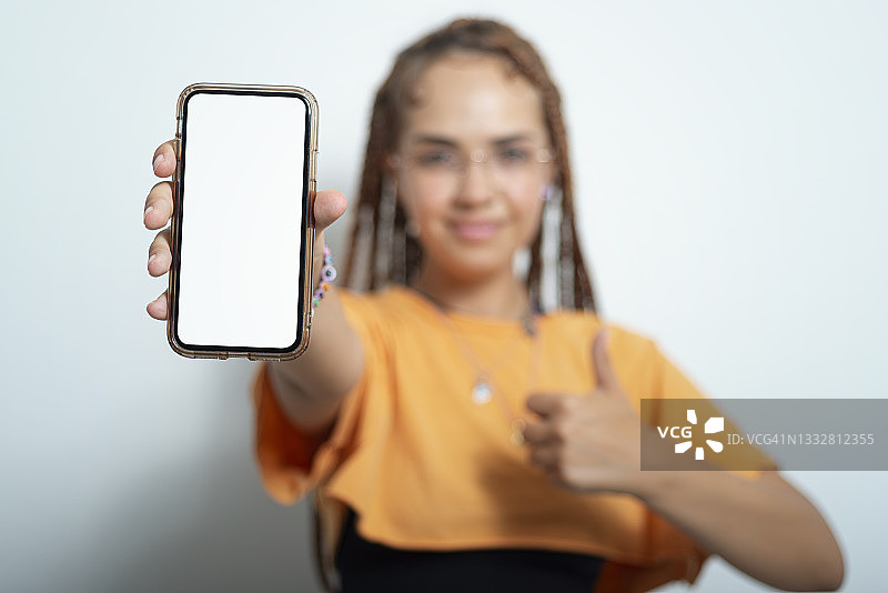 女人手持空白屏幕智能手机图片素材