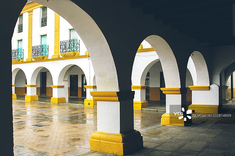 罗德里戈城市长广场的拱门古建筑图片素材