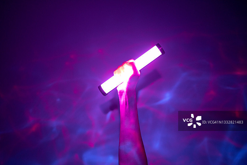 手持荧光棒的特写图片素材