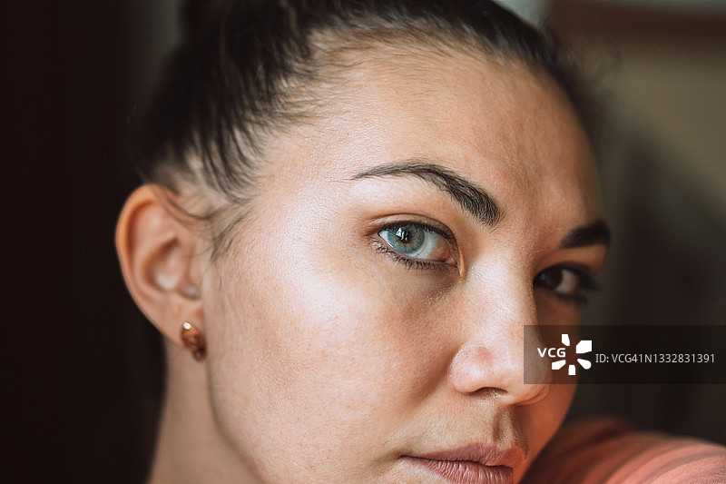 戴灰色隐形眼镜的年轻女人图片素材