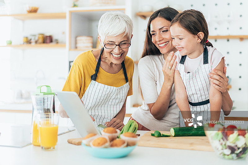 在厨房里的三代女性图片素材
