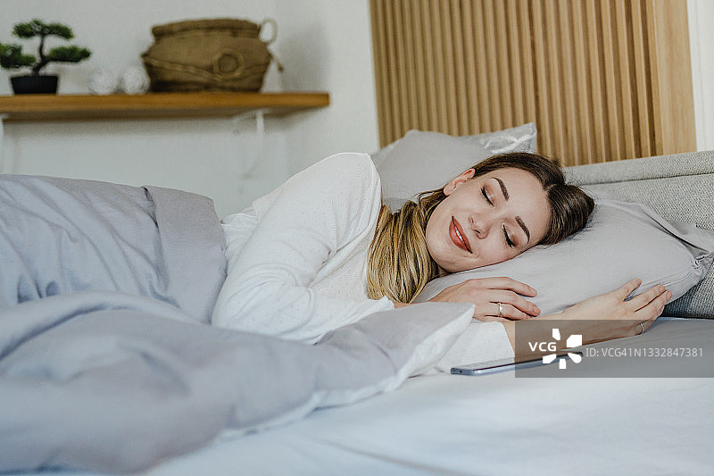 年轻女人在家中睡觉图片素材