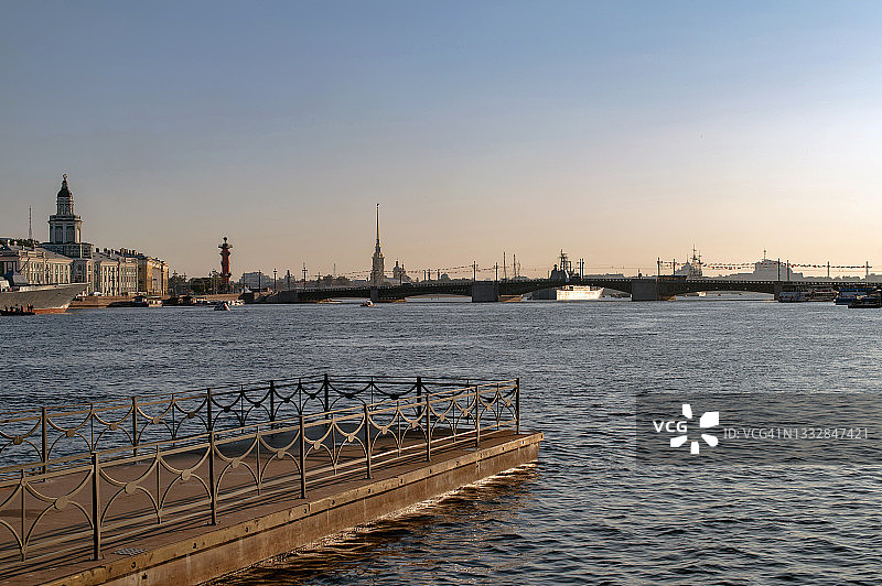 涅瓦河上的晨曦舰船巡游图片素材