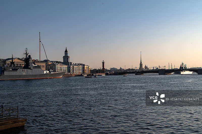 涅瓦河上的晨曦舰船巡游图片素材