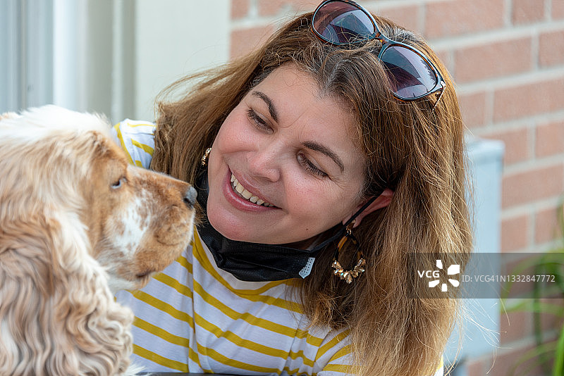 抱着可爱小狗的女人肖像图片素材